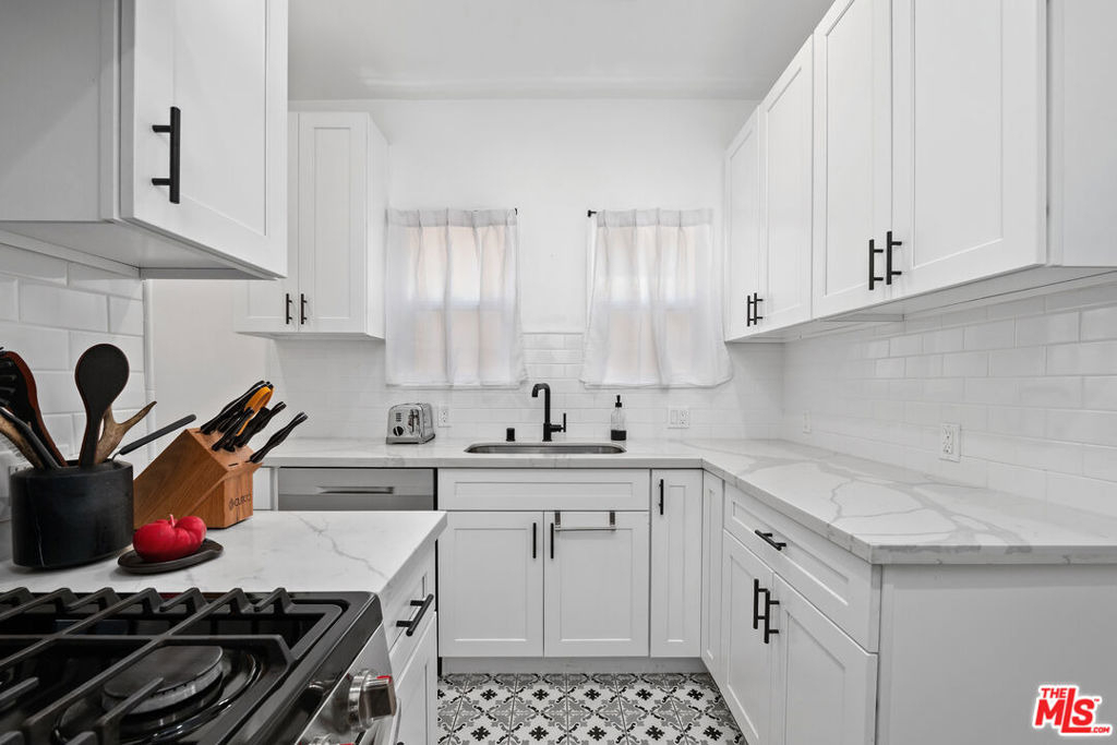 1270 N Hayworth Avenue - Photo 9
