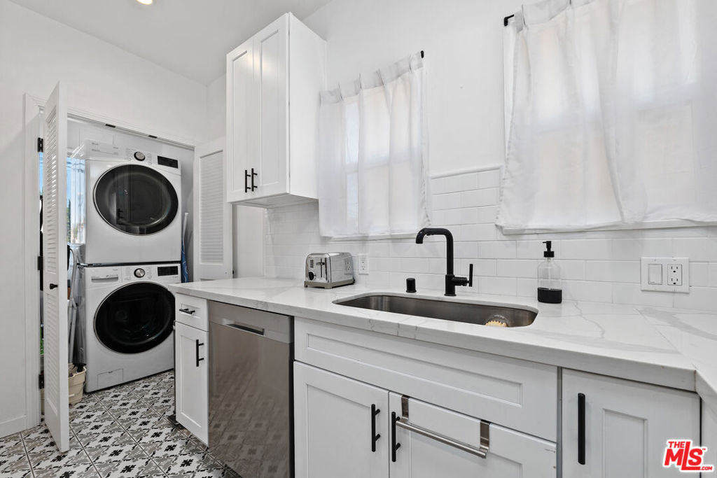 1270 N Hayworth Avenue - Photo 10