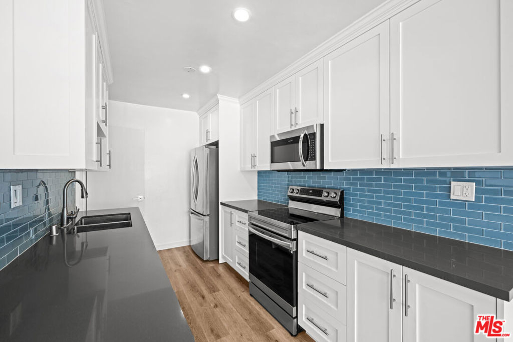 136 S Palm Drive - Photo 5