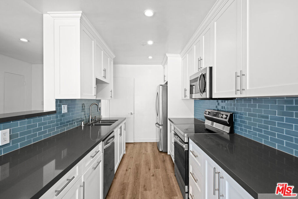 136 S Palm Drive - Photo 4