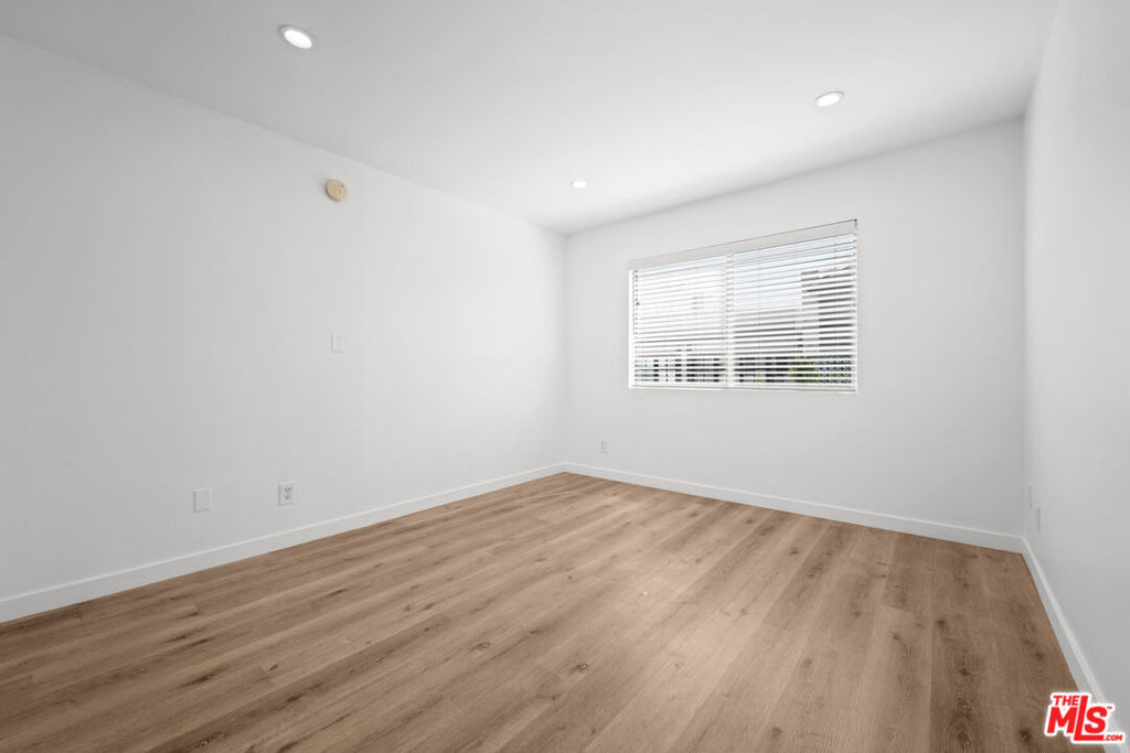 136 S Palm Drive - Photo 8