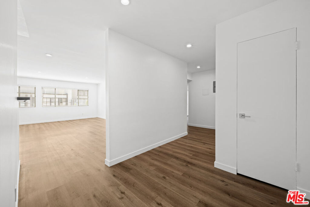 136 S Palm Drive - Photo 7