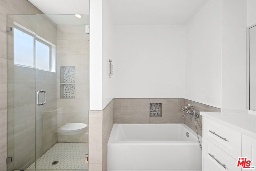 136 S Palm Drive - Photo 13