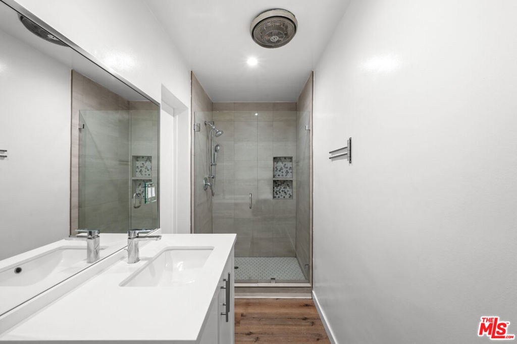136 S Palm Drive - Photo 11