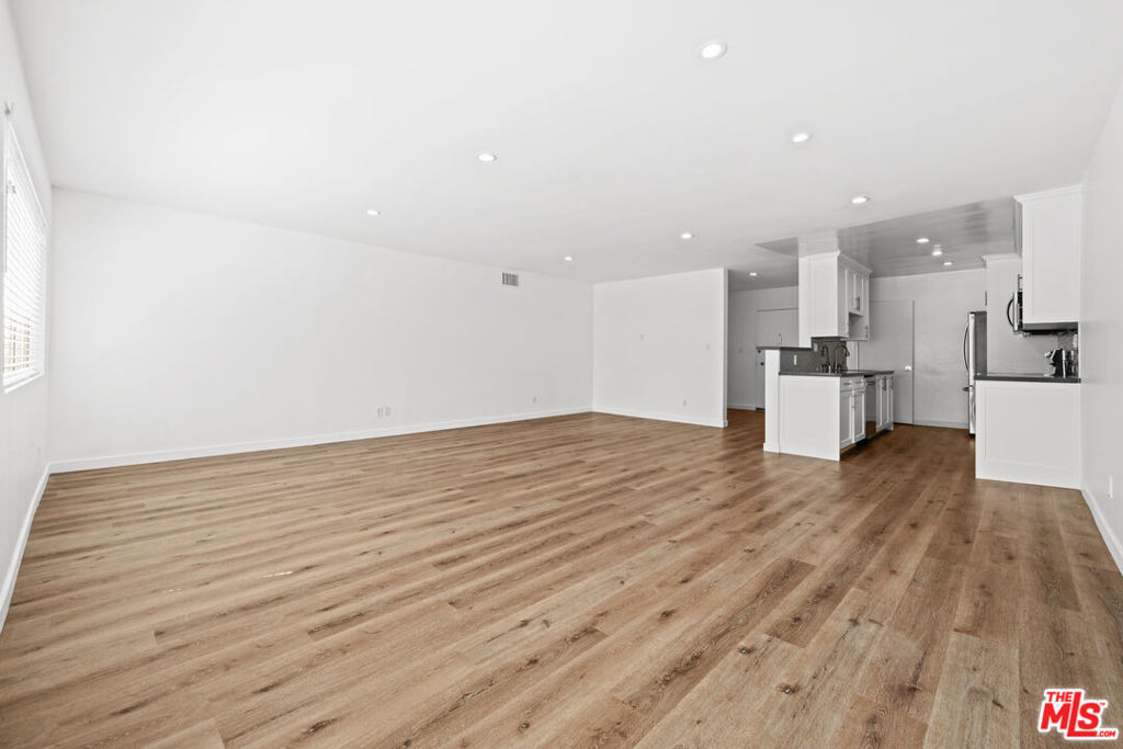 136 S Palm Drive - Photo 2