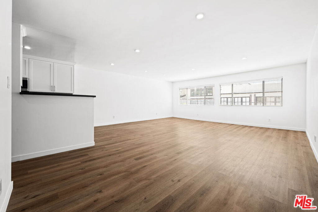 136 S Palm Drive - Photo 0