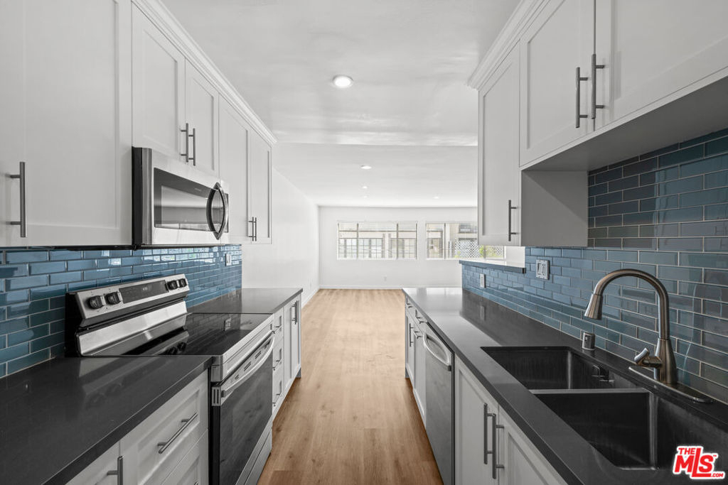 136 S Palm Drive - Photo 3