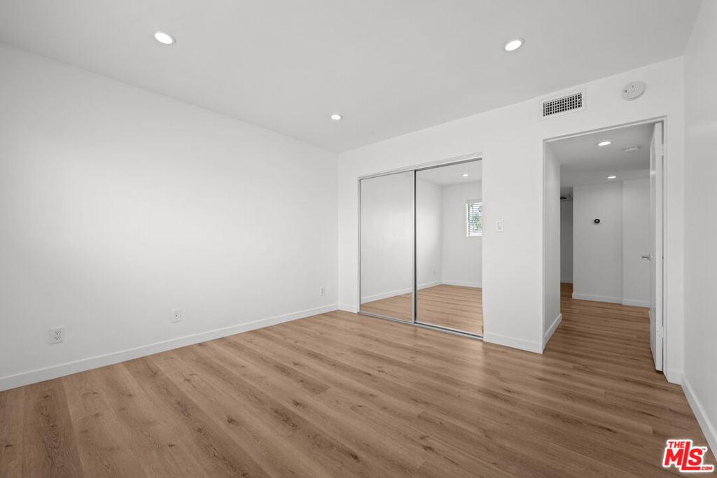 136 S Palm Drive - Photo 9