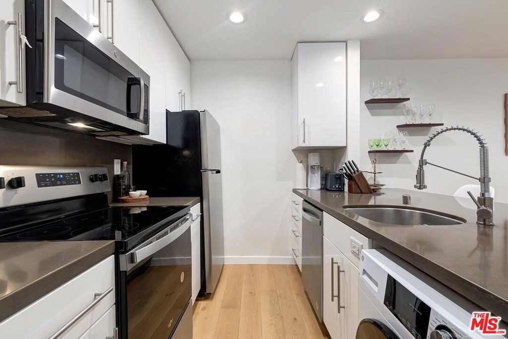 141 S Clark Drive - Photo 5
