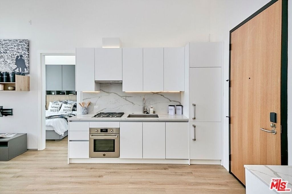 105 S Fairfax Avenue - Photo 3