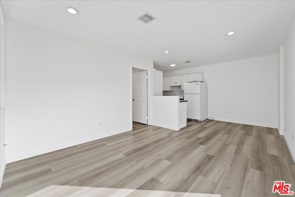 721 Beloit Avenue - Photo 3