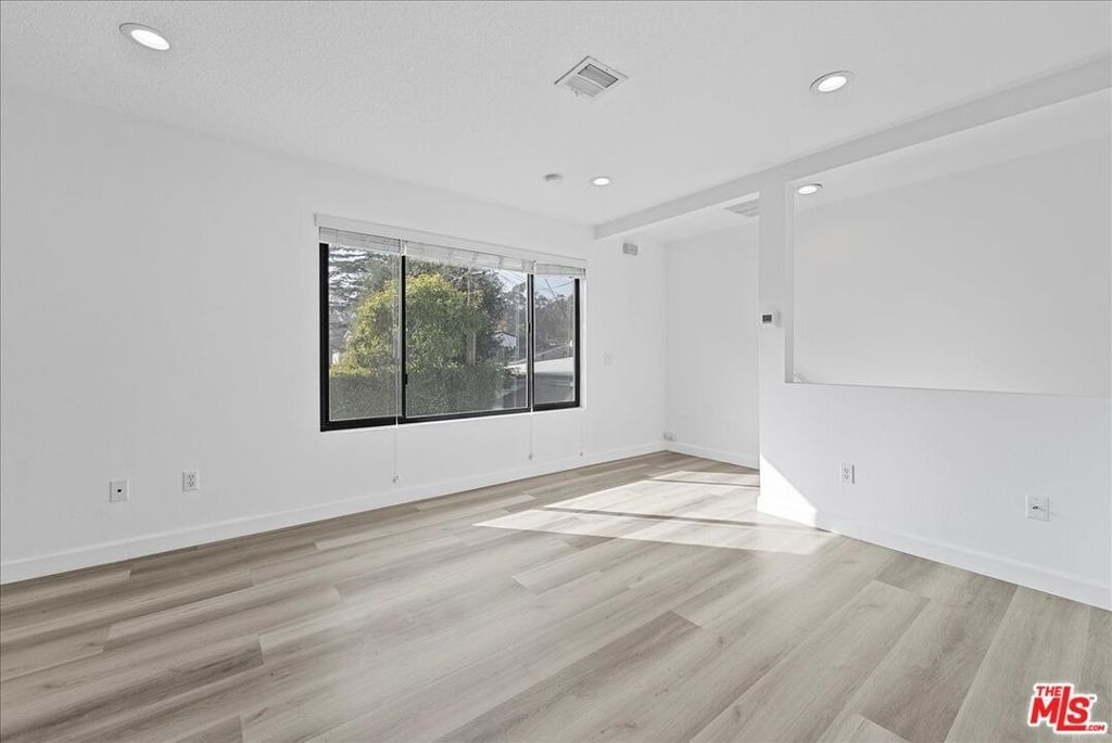 721 Beloit Avenue - Photo 4