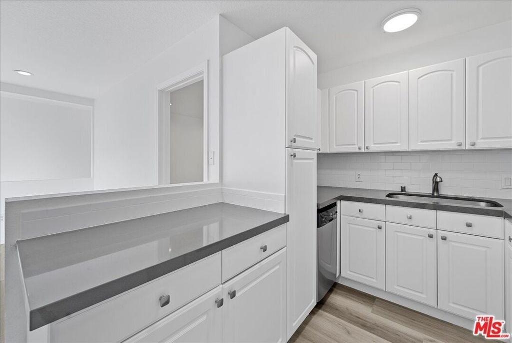 721 Beloit Avenue - Photo 6
