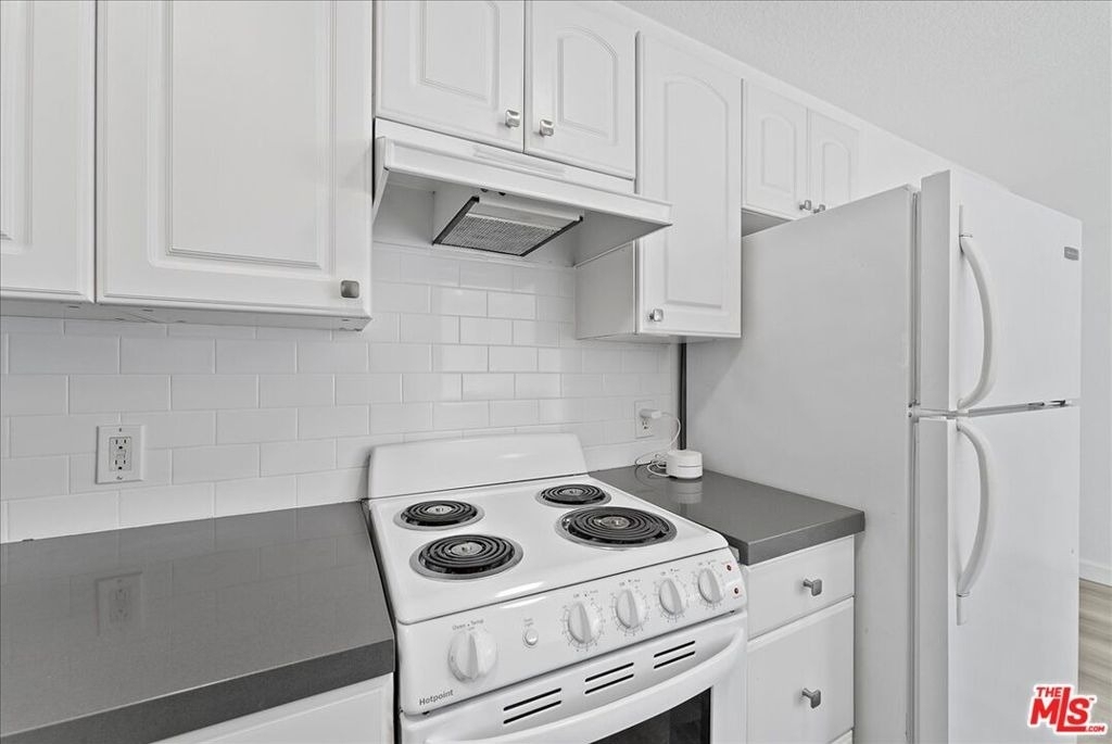 721 Beloit Avenue - Photo 8