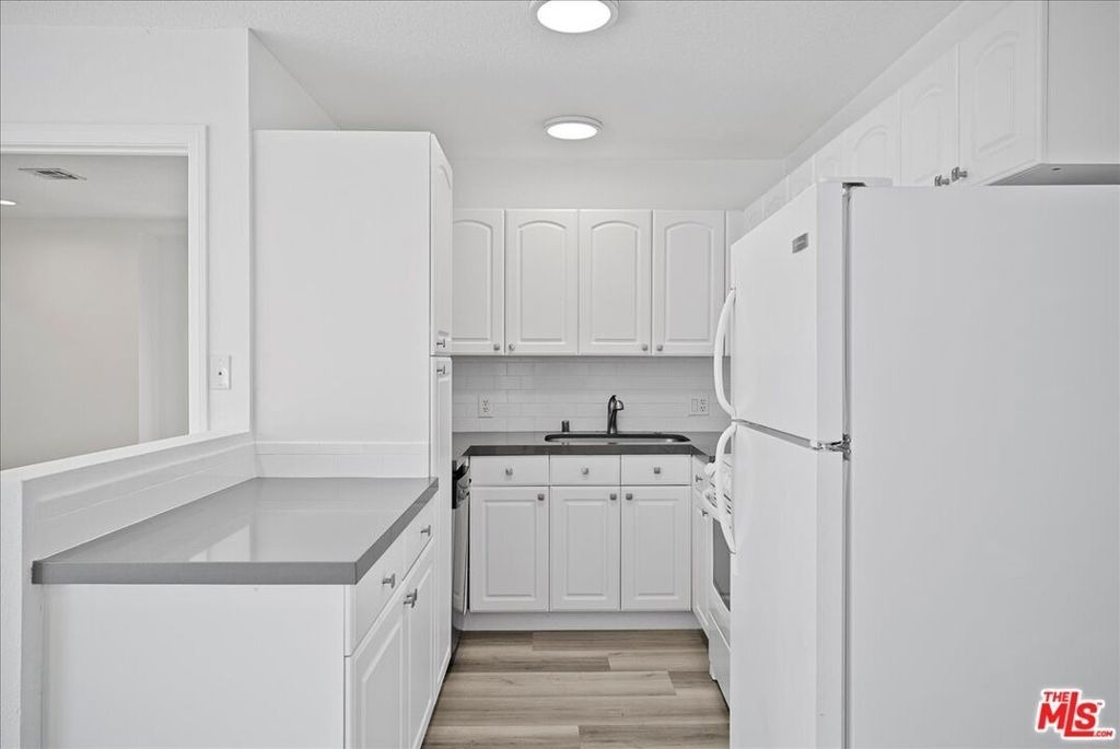 721 Beloit Avenue - Photo 5
