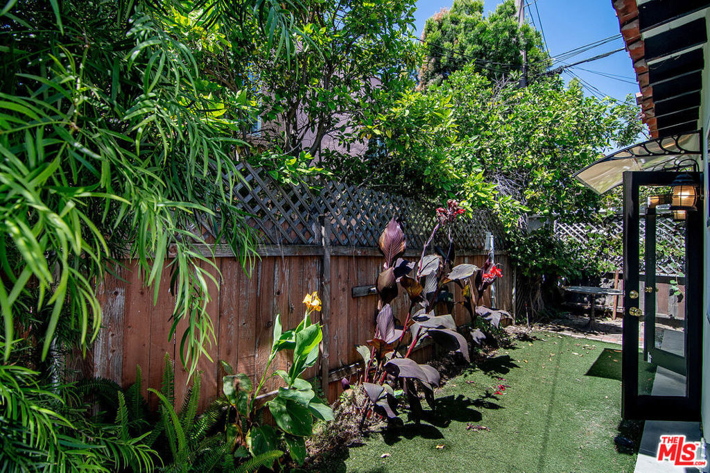 1159 S Hayworth Avenue - Photo 12