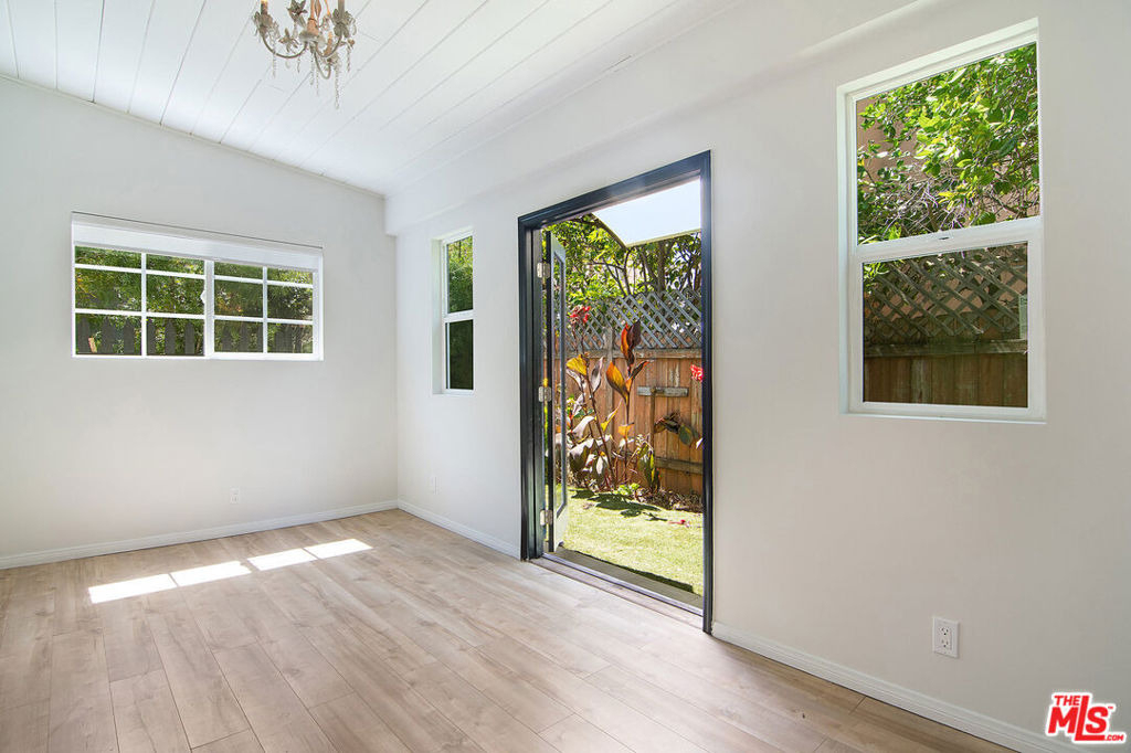 1159 S Hayworth Avenue - Photo 8