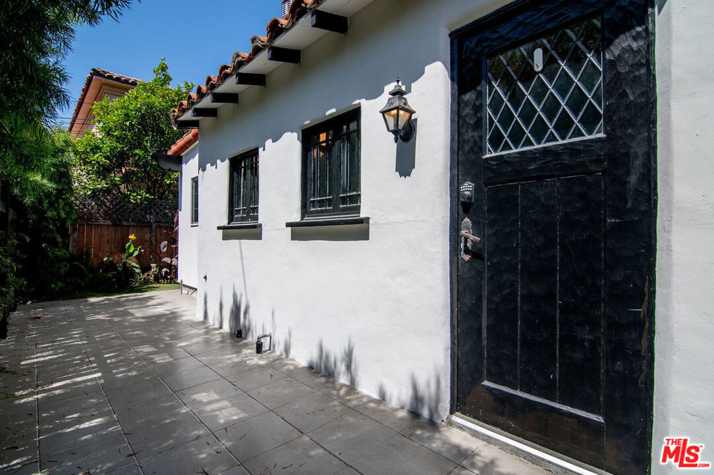 1159 S Hayworth Avenue - Photo 23