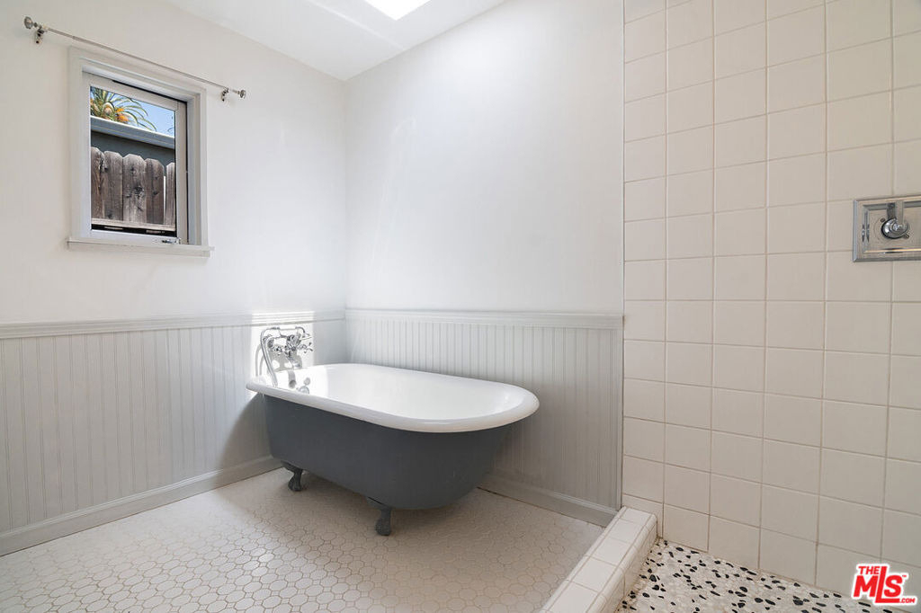 1159 S Hayworth Avenue - Photo 16