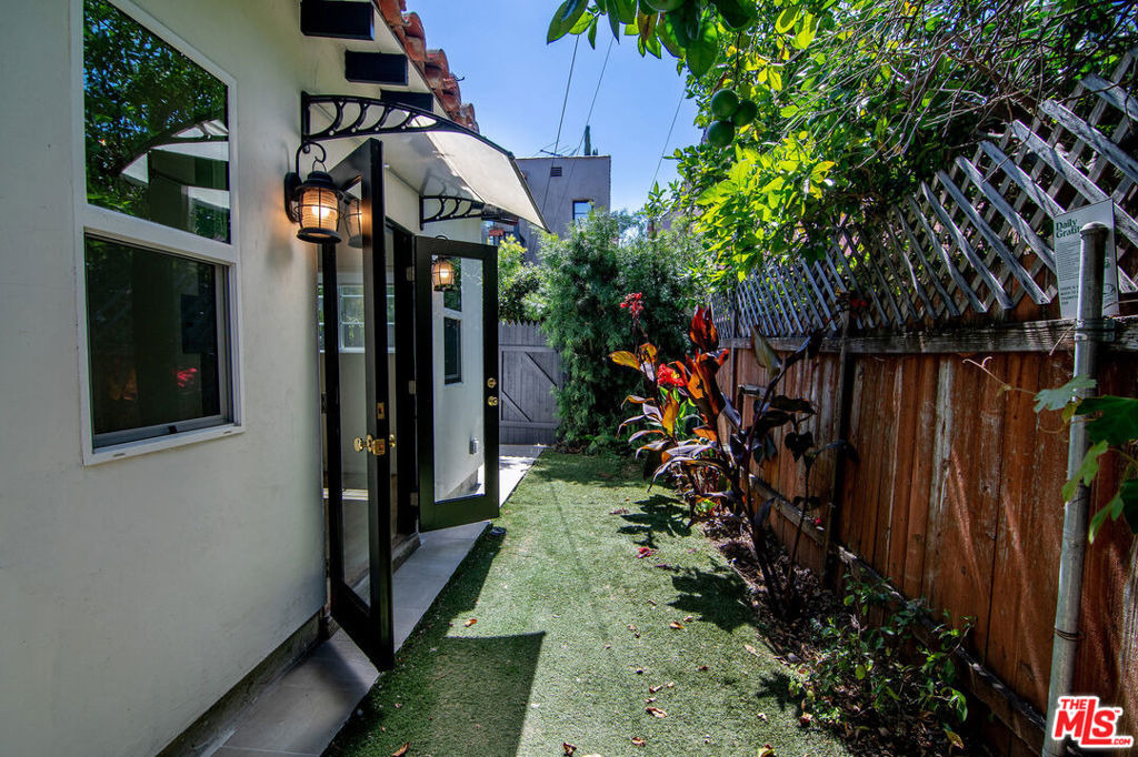 1159 S Hayworth Avenue - Photo 11