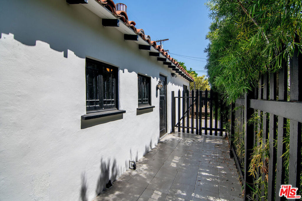 1159 S Hayworth Avenue - Photo 22