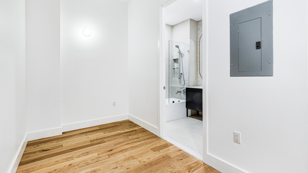 38-38 32nd St 11101 - Photo 9