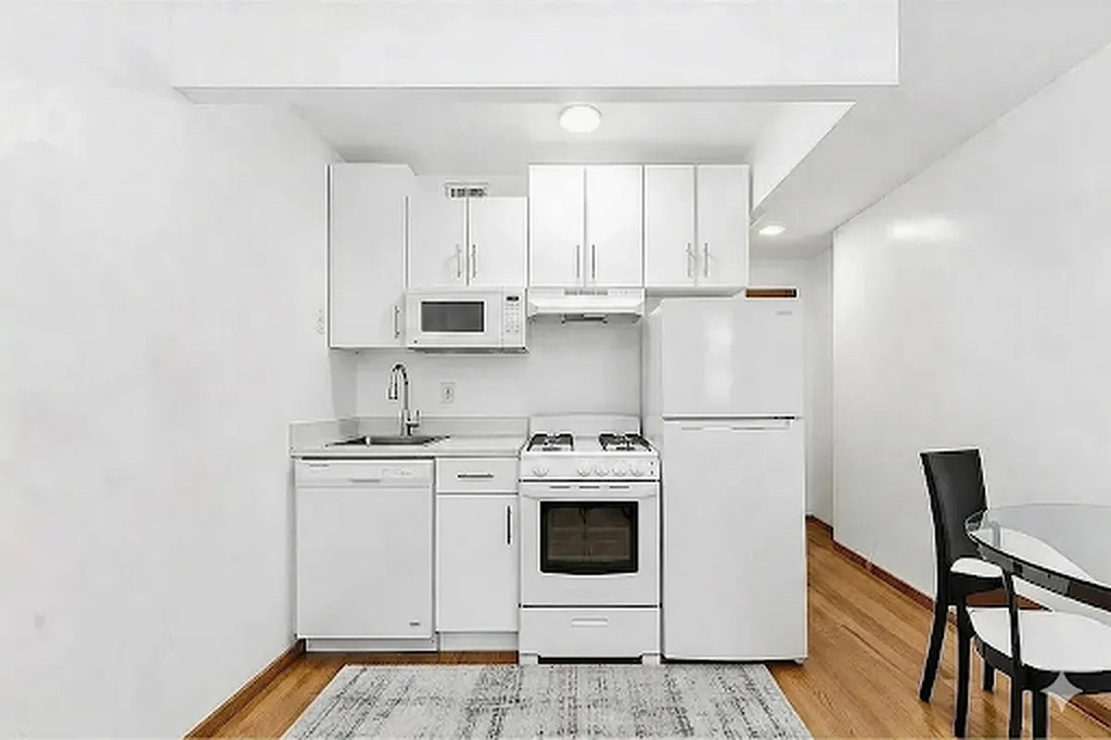 1425 York Avenue - Photo 1