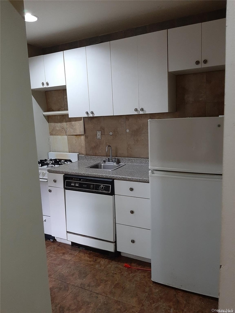 1 Hillside Avenue - Photo 16