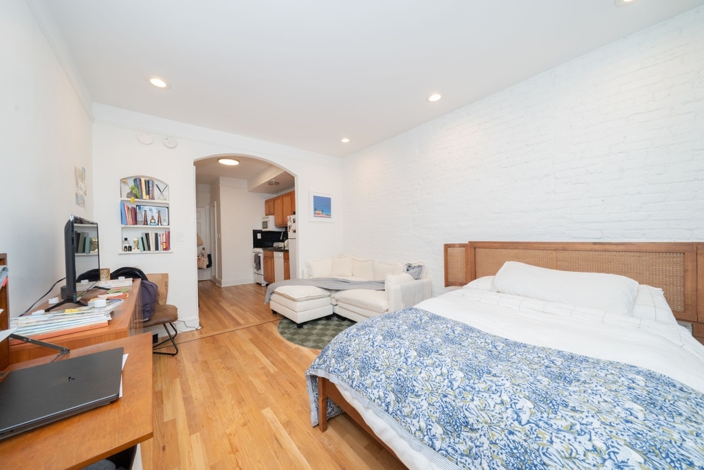 344 W 17th Street - Photo 2