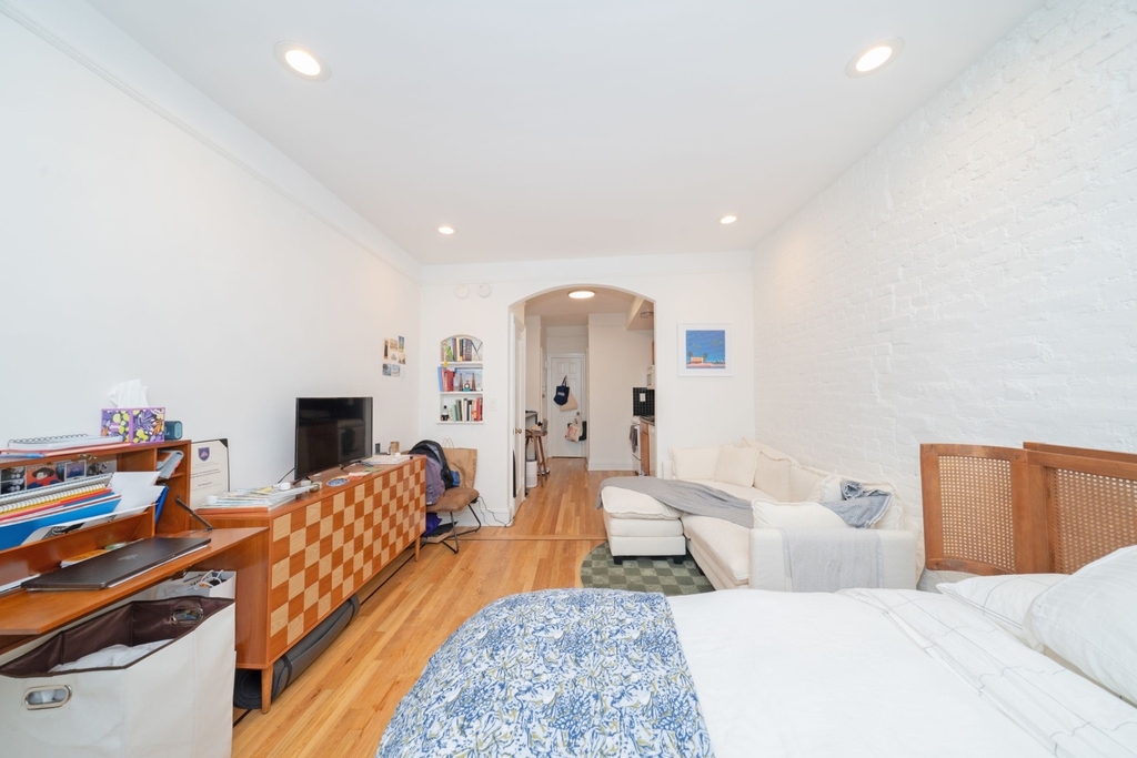 344 W 17th Street - Photo 3