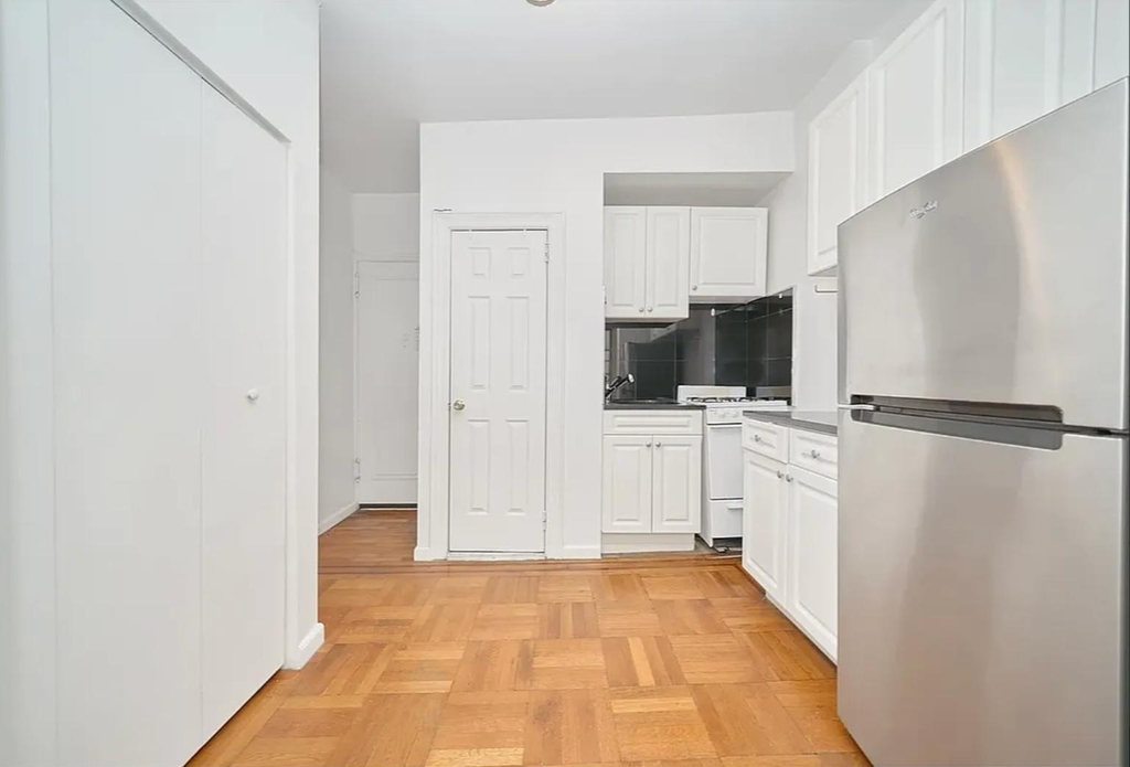 223 E 58th Street - Photo 4