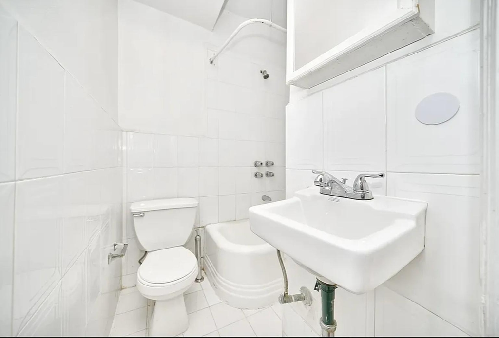223 E 58th Street - Photo 6