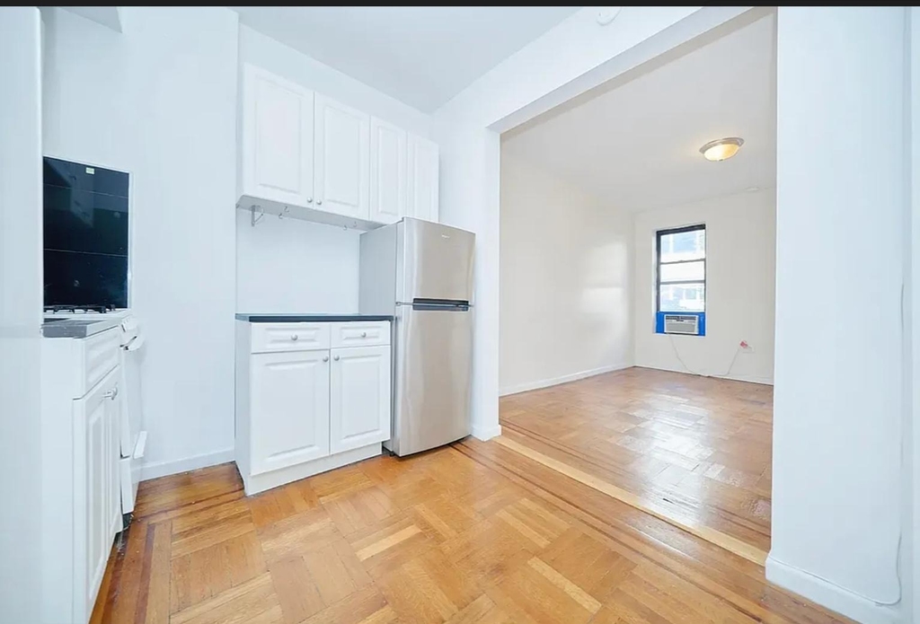 223 E 58th Street - Photo 3