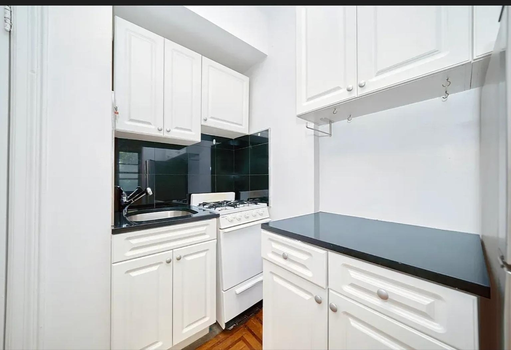 223 E 58th Street - Photo 5