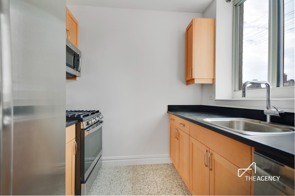 401 E 60th Street - Photo 4