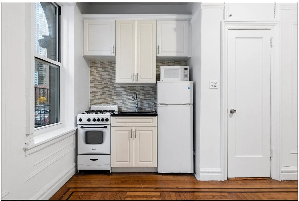 220 E 36th Street - Photo 1