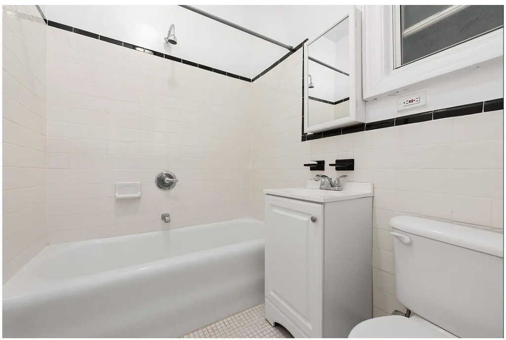 220 E 36th Street - Photo 3