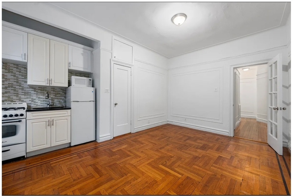 220 E 36th Street - Photo 2