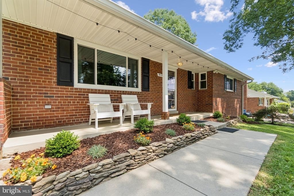 7412 Farnum Street - Photo 2