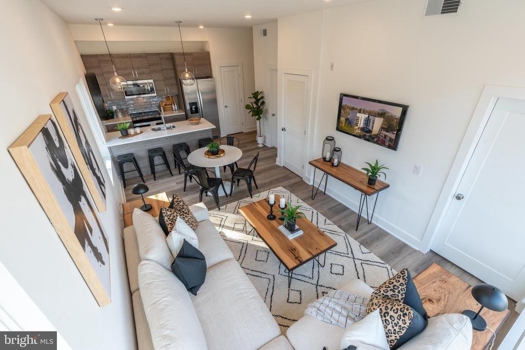 5545 Pulaski Avenue - Photo 3