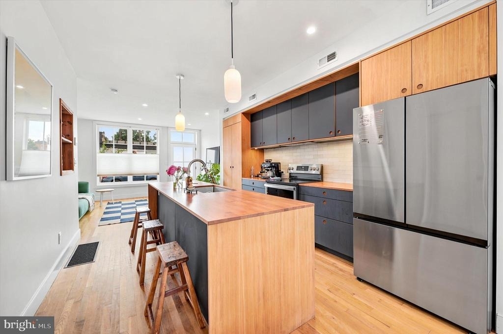 64 W Queen Lane - Photo 4