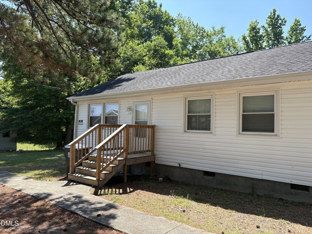 137 W Barbee Street - Photo 0