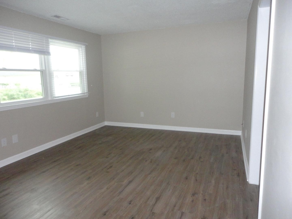 137 W Barbee Street - Photo 3