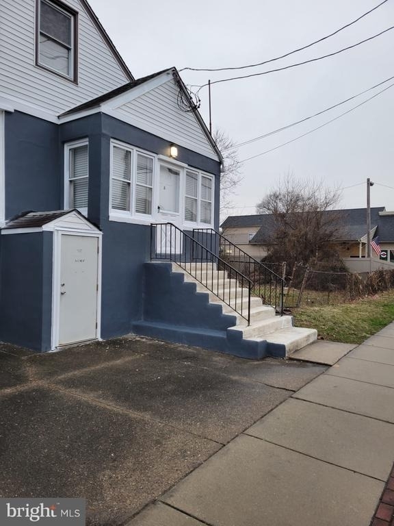 300 W Kings Highway - Photo 0