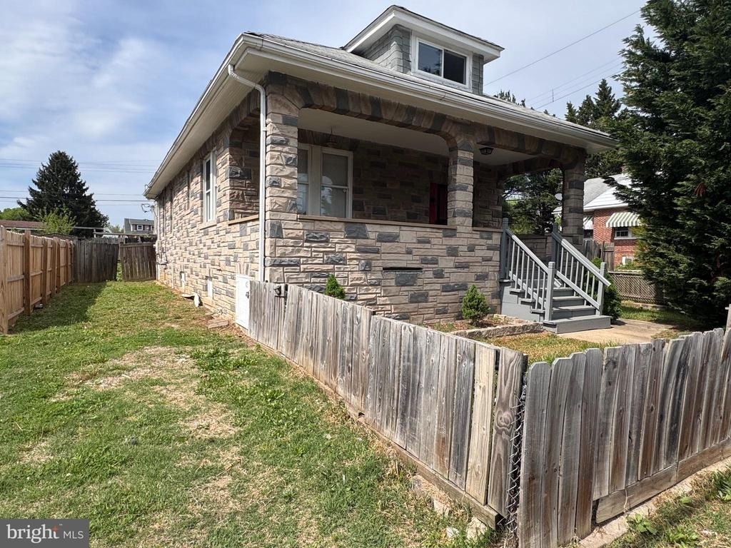 222 Townsend Avenue - Photo 1