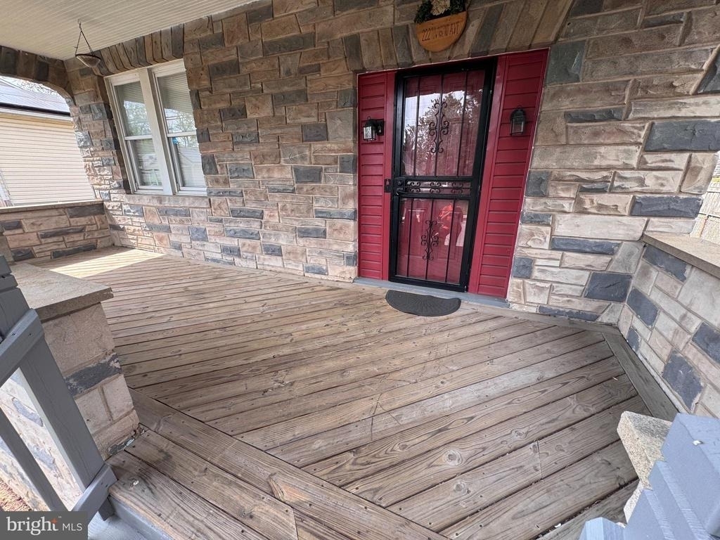 222 Townsend Avenue - Photo 2