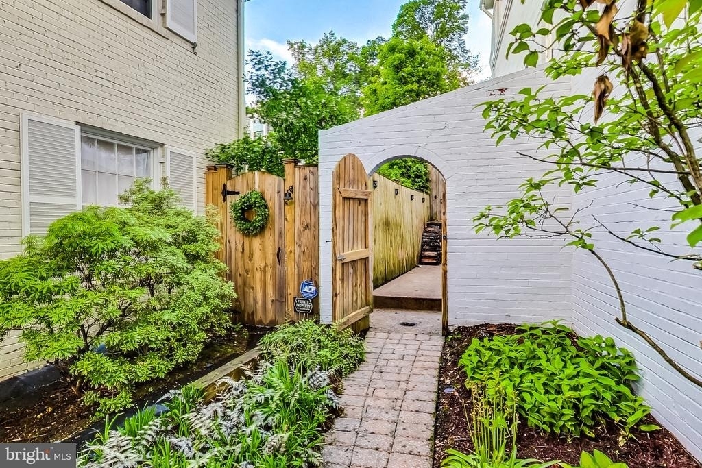 4831 Calvert Street Nw - Photo 42