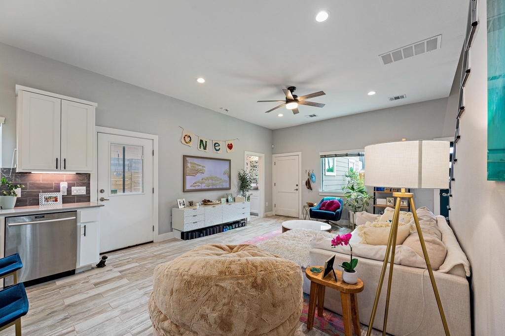 7600 Carver Ave - Photo 4
