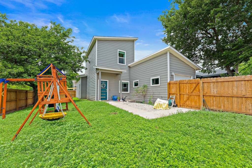 7600 Carver Ave - Photo 1