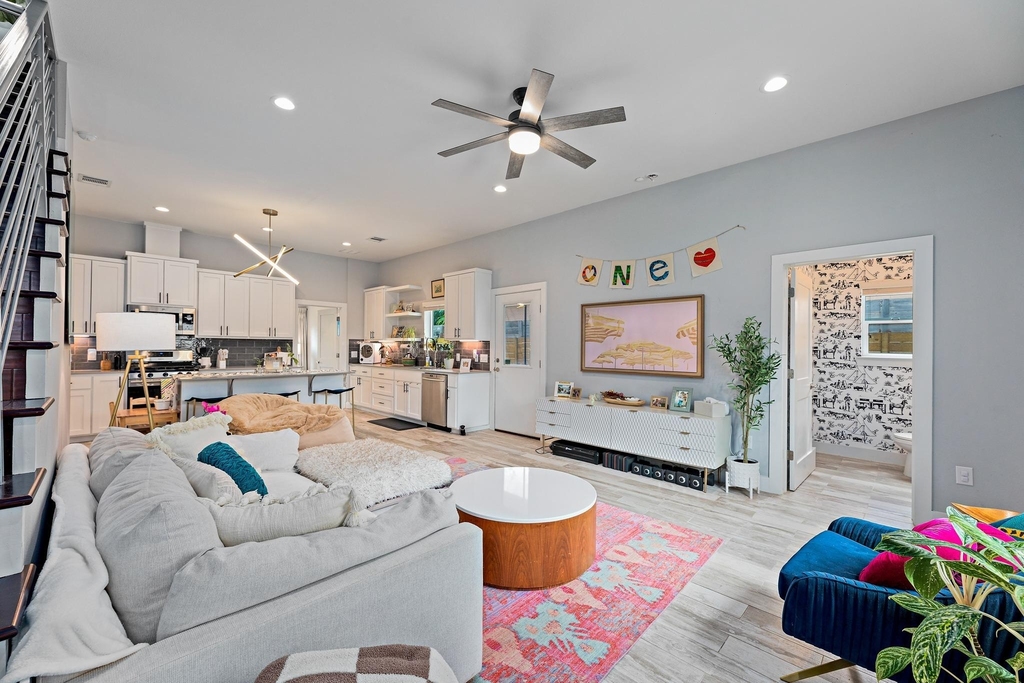 7600 Carver Ave - Photo 2